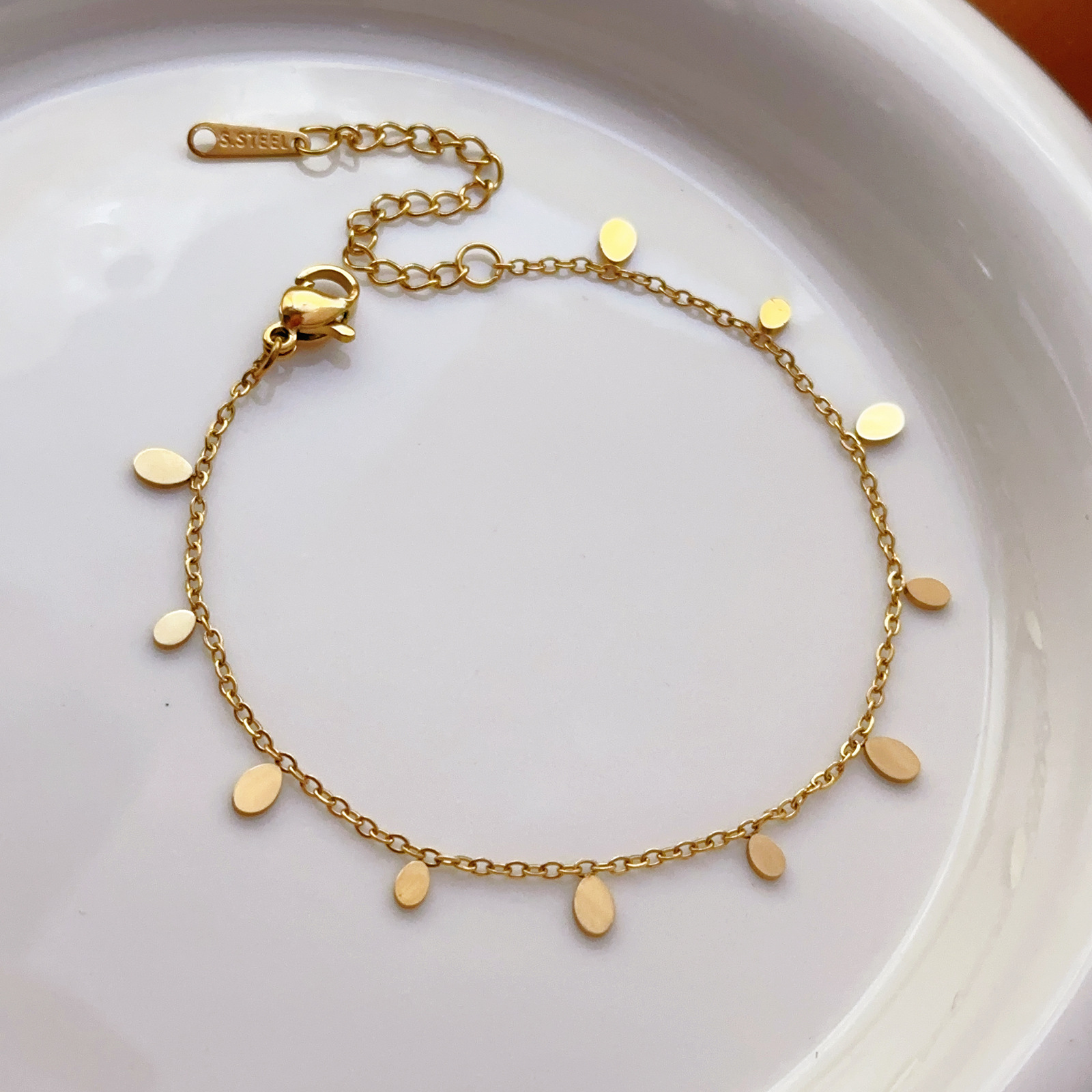 Lujo ligero nuevo estilo gota de agua collar de acero de titanio femenino diseño de nicho sentido cadena de clavícula nueva cadena de suéter de accesorios de oro de 18 quilates