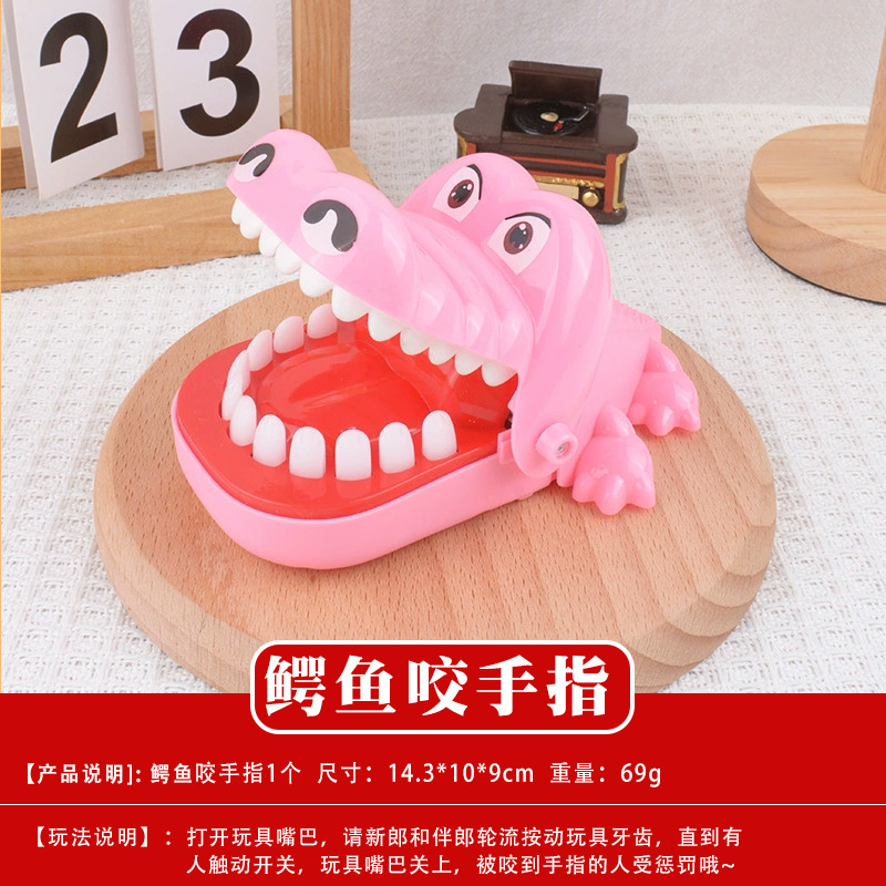 El cocodrilo rosa se muerde el dedo