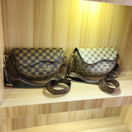 This year's popular bag autumn and winter online red hot foreign style 2023 ins semicircle saddle bag fashion messenger bag