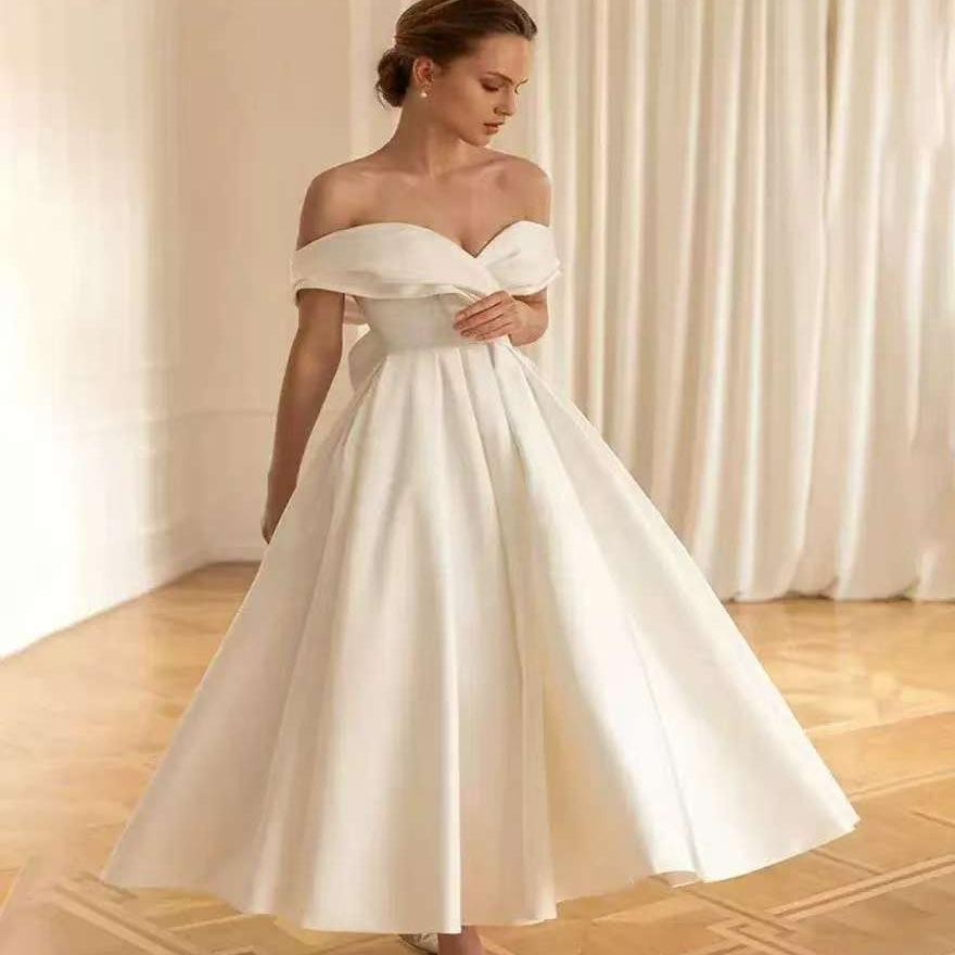One-Shoulder Satin White Black Wedding Dress Sunshine Theme Outdoor Slimming Look Elegant Small Tail Wedding Dress Prom Photo