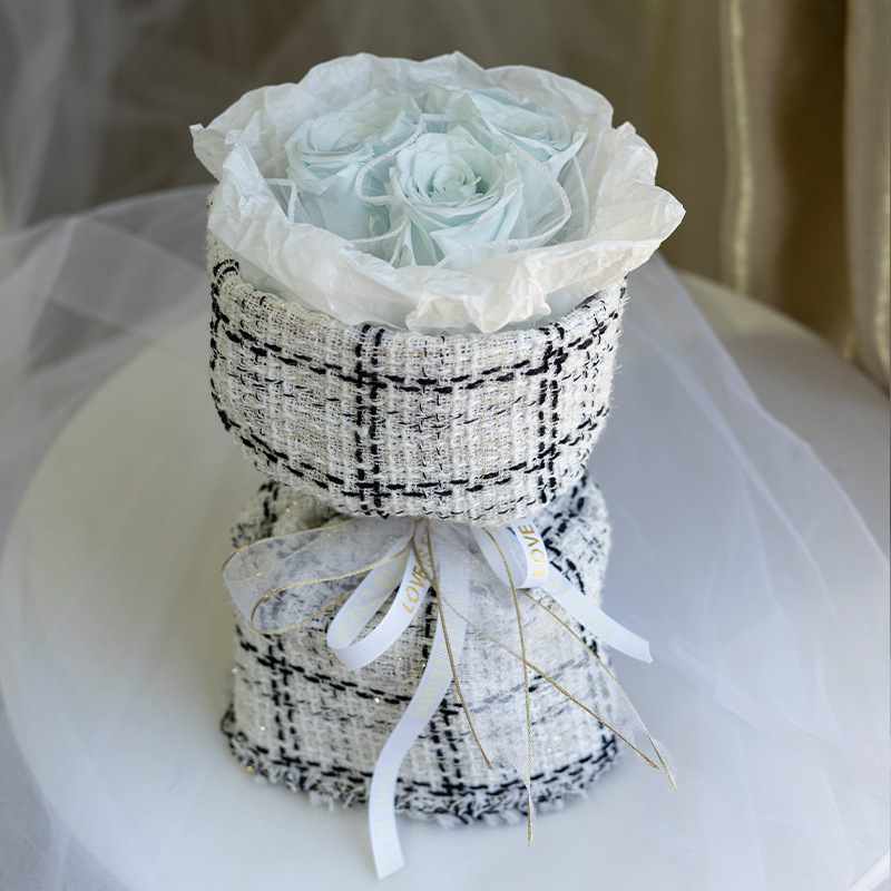 Ramo de rosas eternas de Yunnan en un pequeño estilo Chanel, producto terminado para el Día de San Valentín, adorno de regalo de alta gama, ramo eterno al por mayor.