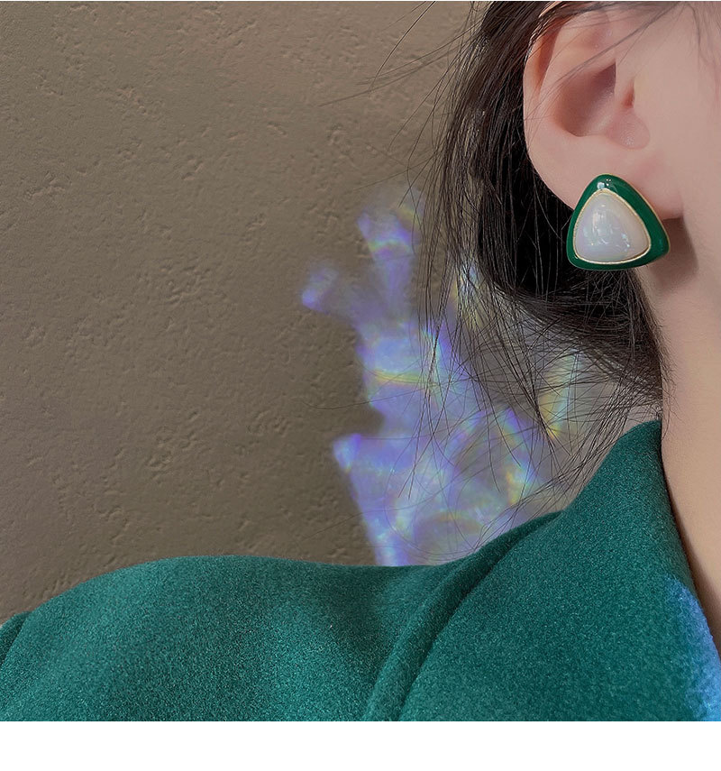 Retro Geometric Pearl Female Simple Green Alloy Earrings Ear Jewelry display picture 3
