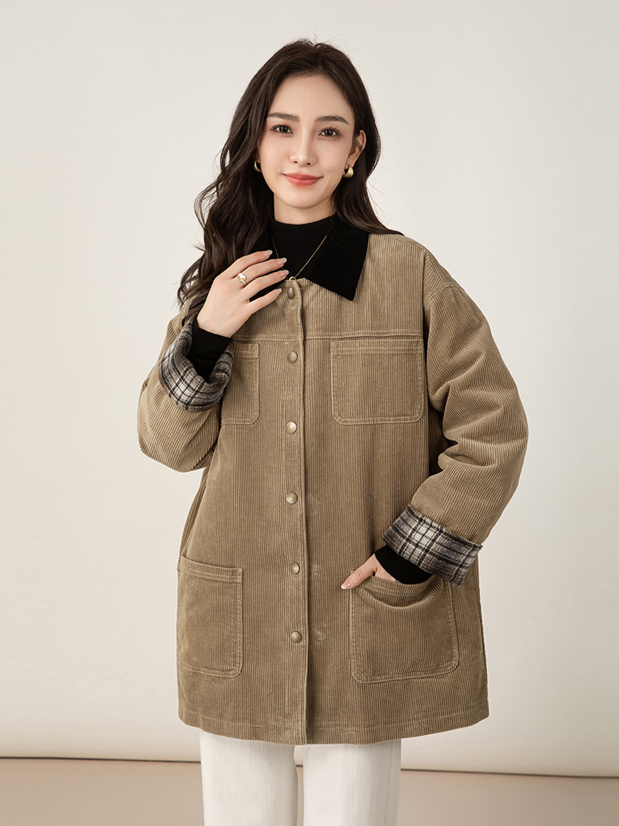 Áo khoác nữ phong cách retro barn phối sọc nhung kẻ, dáng rộng dài vừa phải, cổ áo công sở — Kaki