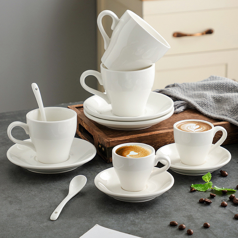 純白の厚い陶磁器のコーヒーカップセット沢田拉花ラテのエスプレッソのシンプルな口の精巧なヨーロッパ式の杯|undefined