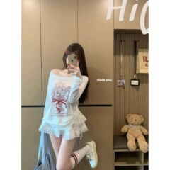 韓国系の白いプリントの斜め肩の長袖のtシャツの女性の夏のゆったりとした日焼け止めのブラウスのデザイン感の薄いタイプの百合の上着