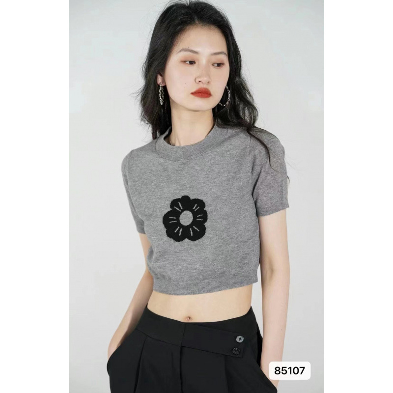 Knitted summer design short sleeve T-shirt with a round collar