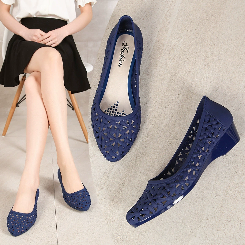 2021 новые пластиковые сандалии с острым носком, женские летние желейные туфли на толстом каблуке с полым цветком пляжная обувь с мелким ртом Рим