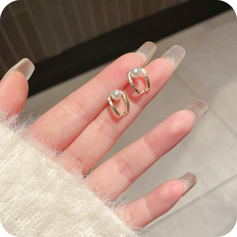 Pendientes transfronterizos, pendientes de metal de alta calidad, pendientes de 2025 nuevos pernos de moda, temperamento ligero y lujoso, pendientes de atmósfera