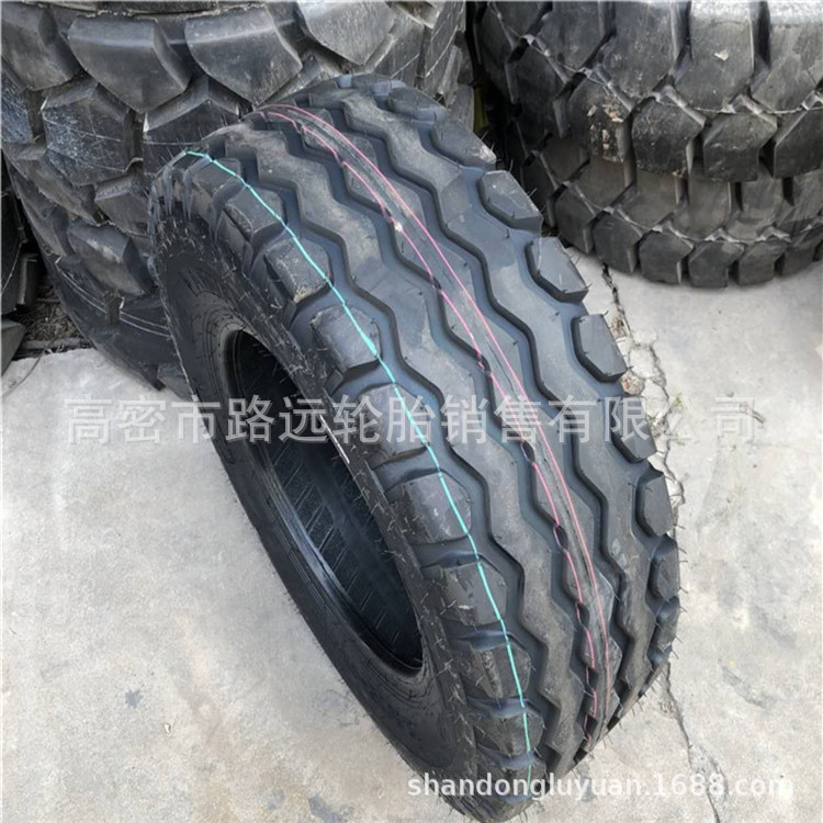 风神 曲顺花纹卡车轮胎 20-20 沙漠轮胎 18-20