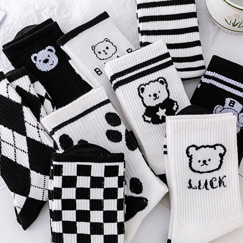 Zhuji wholesale cotton socks foreign trade cartoon stockings spring and autumn ladies mid-calf socks black and white bear checkerboard striped socks