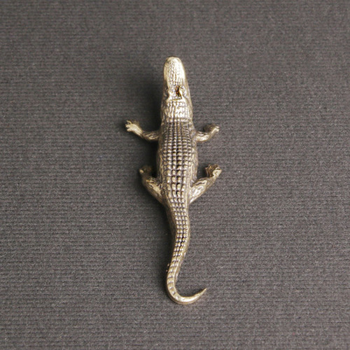 Old pure brass crocodile tabletop ornaments, incense, creative incense inserts, antiques, miscellaneous tea pet ornaments, old copperware wholesale