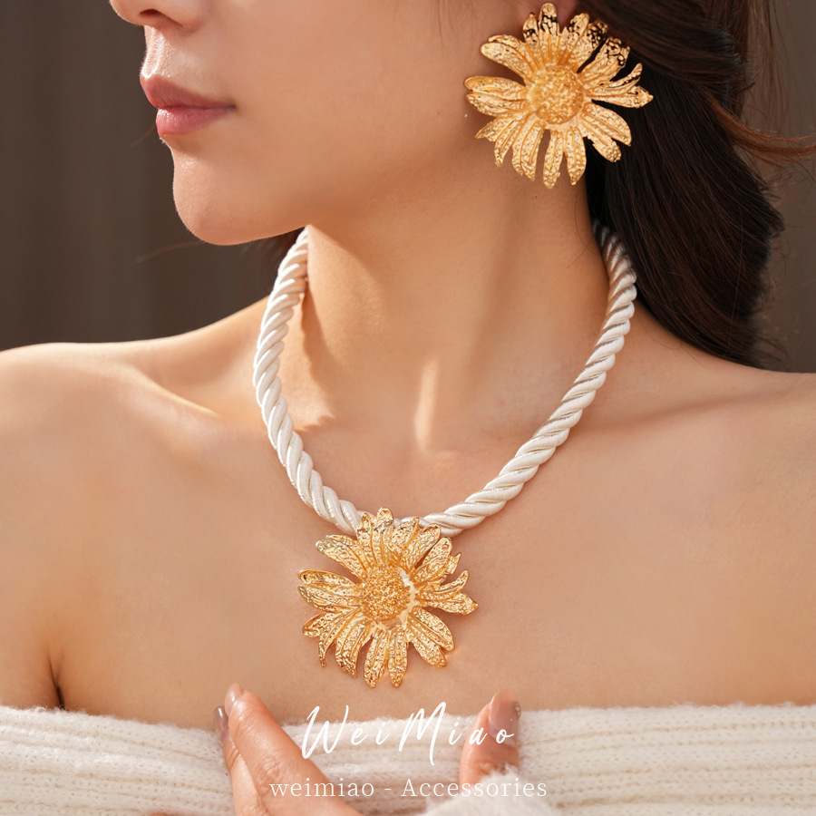 Cuerdas de algodón medieval vintage aleación plegable collar de flores ligero lujo nicho cadena de clavícula de alta calidad conjunto de joyas