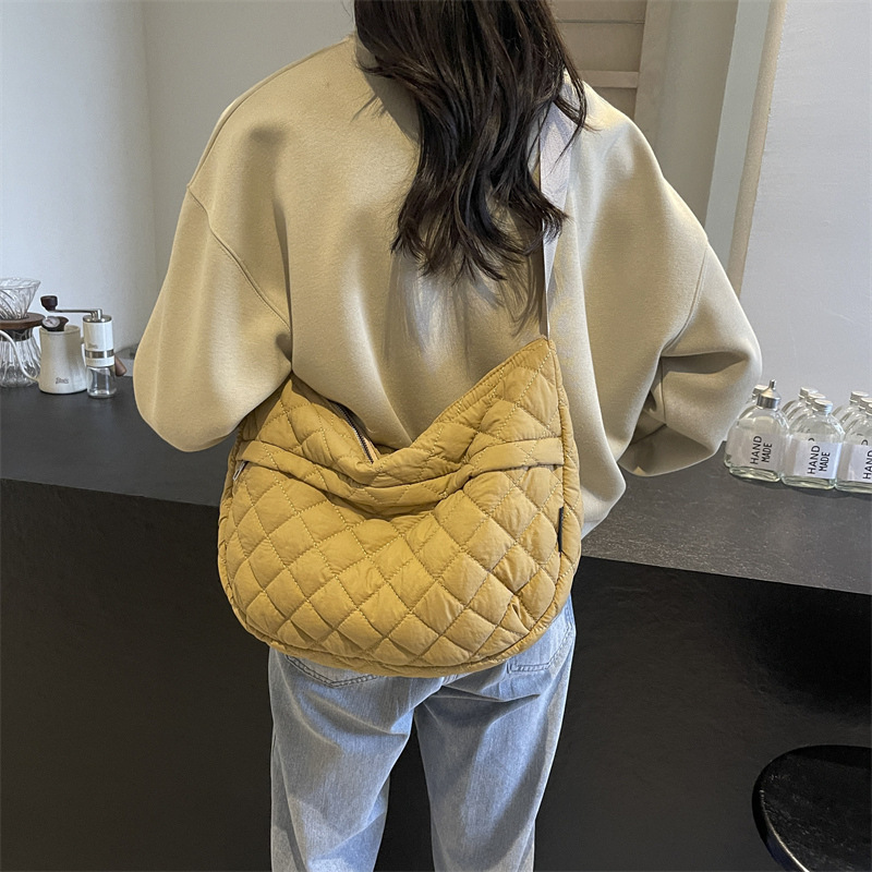 2025斜挎饺子包女充棉菱格多功能单肩包正流行小个子感休闲女布包