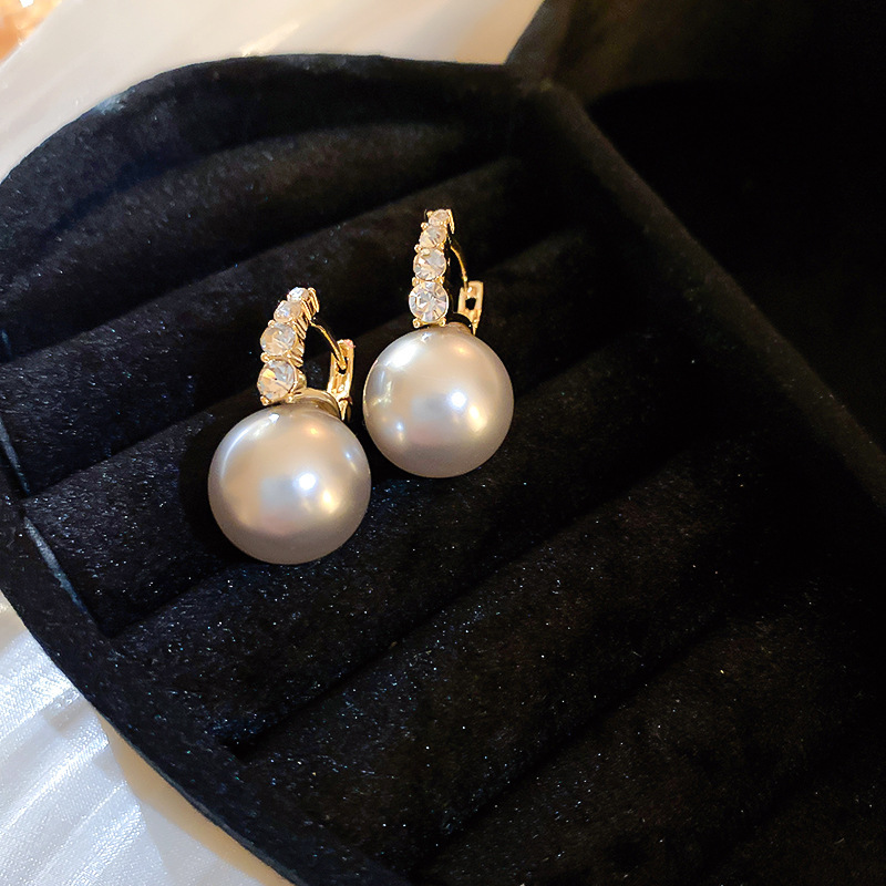 Pendientes de perlas artificiales de mariposa de aguja de plata Pendientes de todo fósforo de nicho retro femenino Pendientes de temperamento de moda Lujo ligero de alta gama