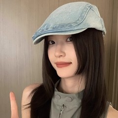 デニムの前進帽子の女性の大きい頭は日本の画家の帽子を囲んで顔を見せます。