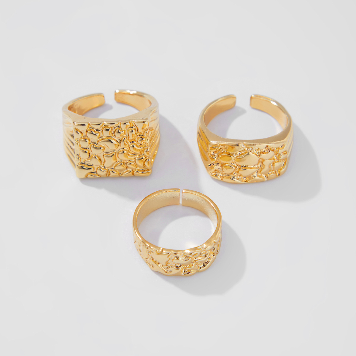 Minimalistisk designerring för män modern och elegant design_voghion.com