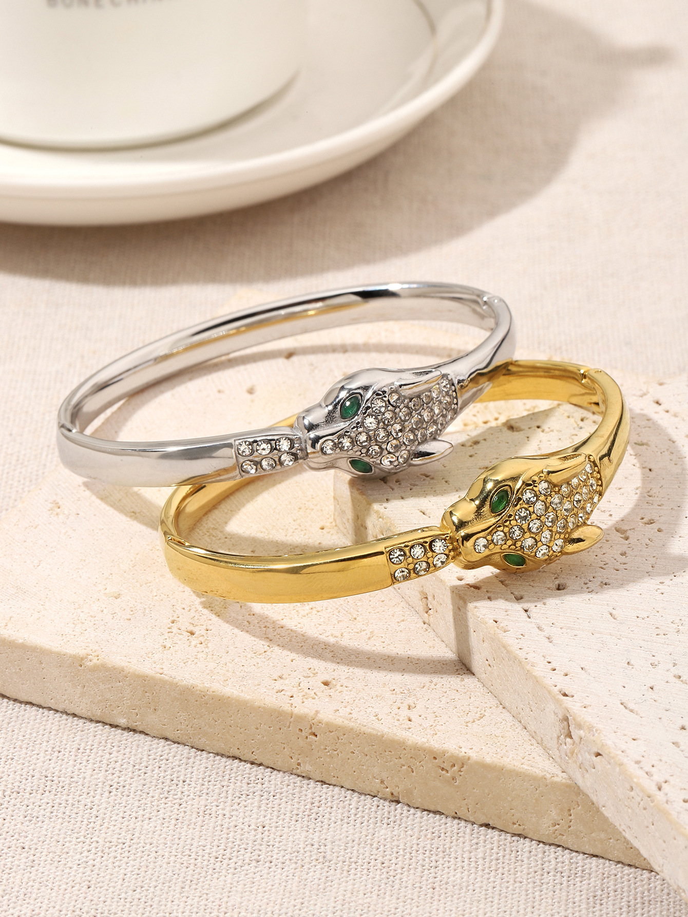 Bracelet ouvert incrusté de diamants léopard aux yeux verts populaire et très vendu, design de niche, bracelet haut de gamme miroir_voghion.com