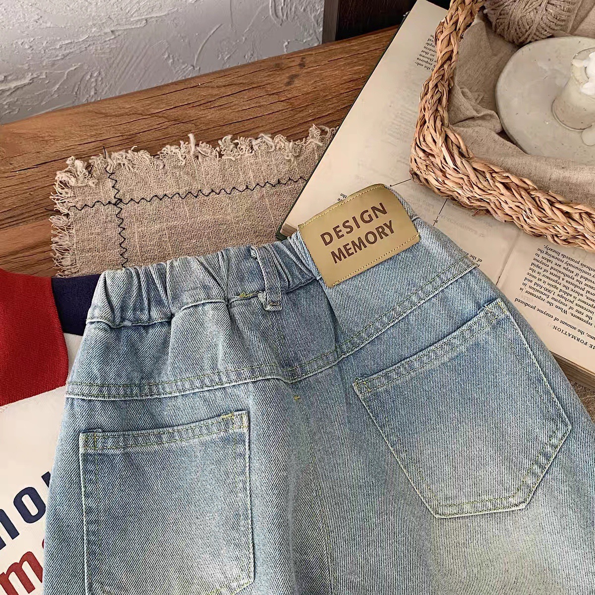 Primavera nueva tendencia de pantalones infantiles, pantalones vaqueros de color ligero coreanos, pantalones casuales de etiqueta simple para niños image 2