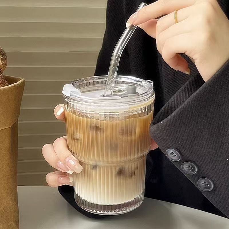 Taza de café de vidrio a rayas verticales de alto valor, hielo con tapa, taza de agua de paja, taza de bebida de vidrio, simple viento