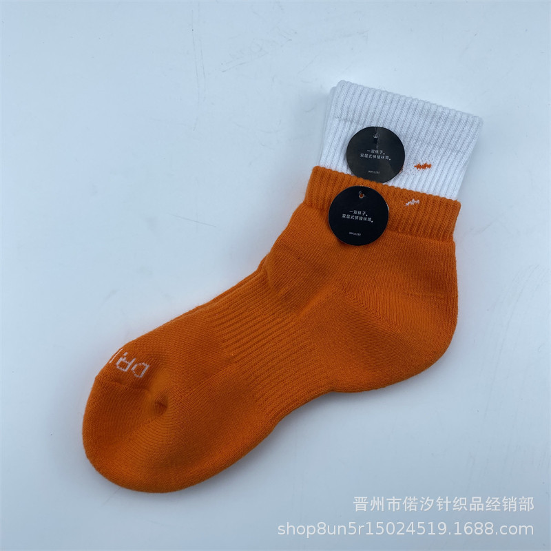 2023新品の偽の2つのつなぎ合わせのスポーツの靴下の中で筒の高い筒の男女の同項のマカロンカラーの厚いタオルの底