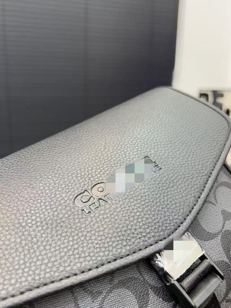 2025 nuevo bolso cuadrado pequeño de mensajero de un solo hombro portátil de color sólido de cartero retro popular de este año