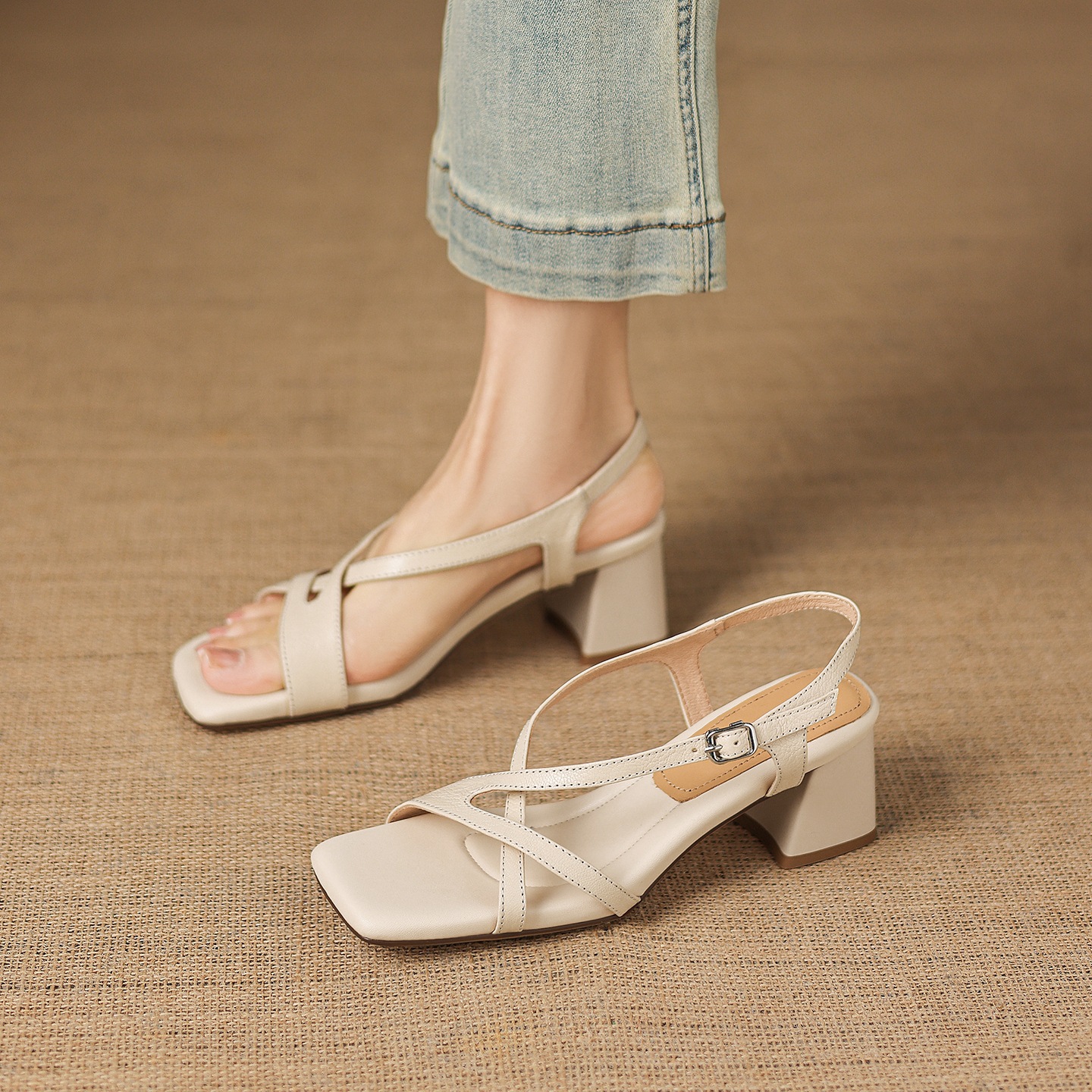 Sandal nữ hở mũi mũi vuông chất da dê, gót thô 5 cm, quai ngang một khóa, phong cách La Mã — màu be