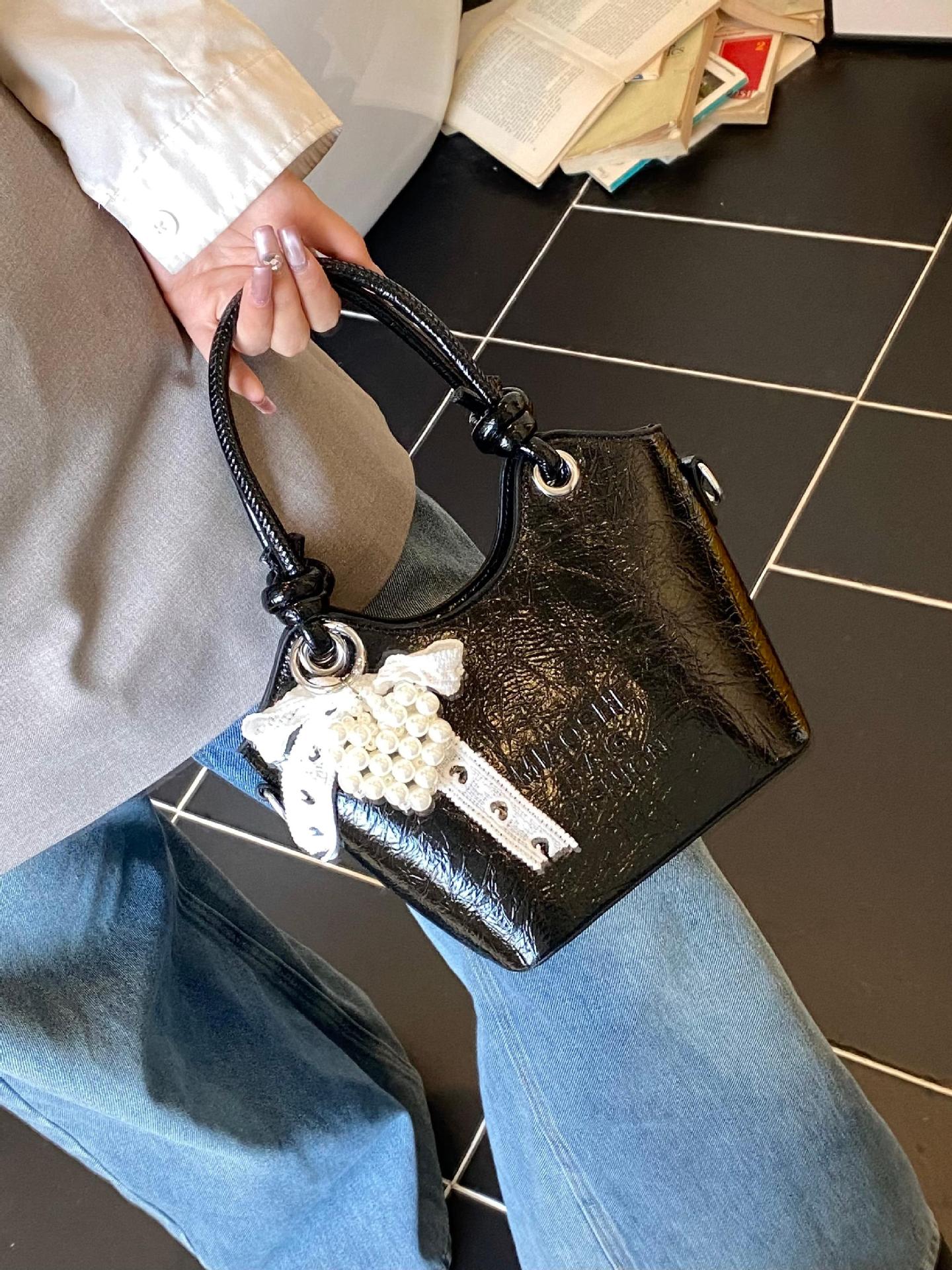 Bolso de mano de estilo occidental de ocio para mujer 2025 nuevo producto de moda de cercanías bolso de mensajero de un solo hombro de todo fósforo bolso de cubo de cuero de cera de aceite