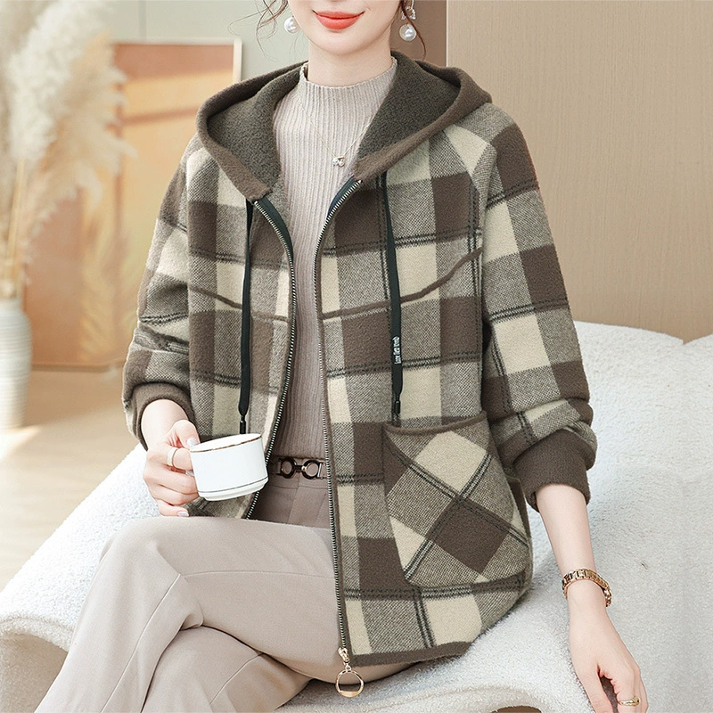 Женская вязаная куртка для мам, новинка 2025 года, модная и стильная, для женщин среднего и старшего возраста, с капюшоном, на весну и осень.