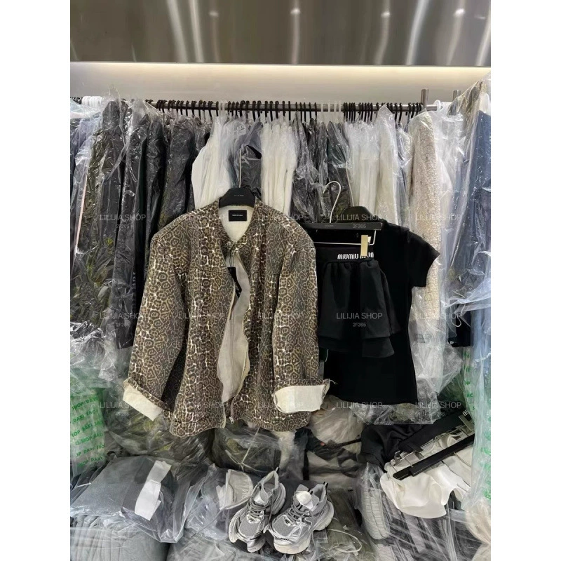 Женская модная джинсовая куртка оверсайз с леопардовым принтом, винтажным стилем, стойкой, потертостями и молнией, ранняя весна 2025 года.