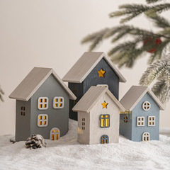 クリスマスの装飾木のアイデアが光る小さな家の配置シーンクリスマスのデスクトップの装飾品の撮影道具