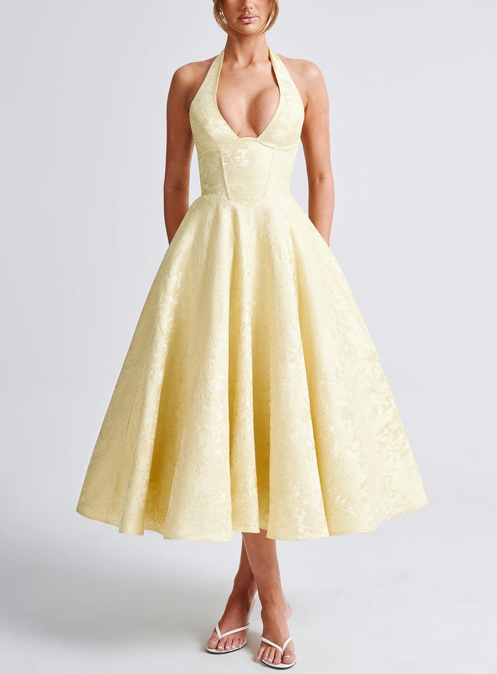 Vestido de noite elegante com decote em v e alças halter_voghion.com