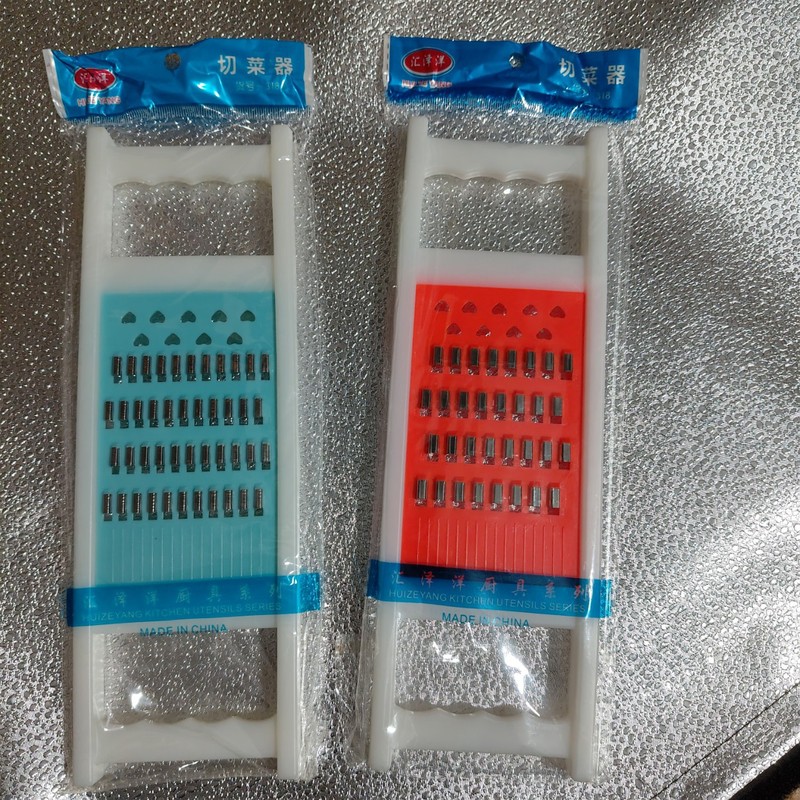 5元店はプラスチックの板を厚くして太さを削ります。|undefined
