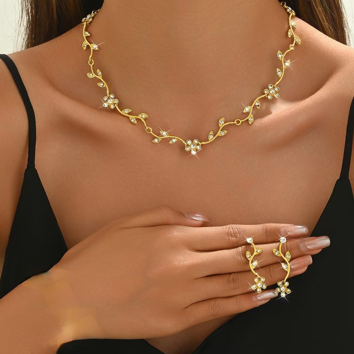 2024 invierno moda coreana moda de lujo ligero con incrustaciones de diamantes hojas en forma de flor collar pendientes pulsera de tres piezas al por mayor