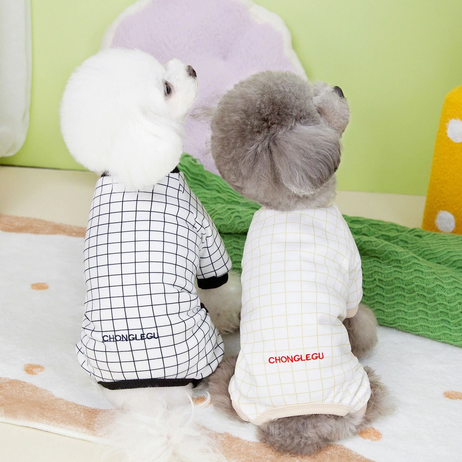 2024 новая весенне-летняя Домашняя одежда с четвероногой для домашних животных маленькая собака Повседневная клетчатая Одежда для собак оптовая продажа с фабрики