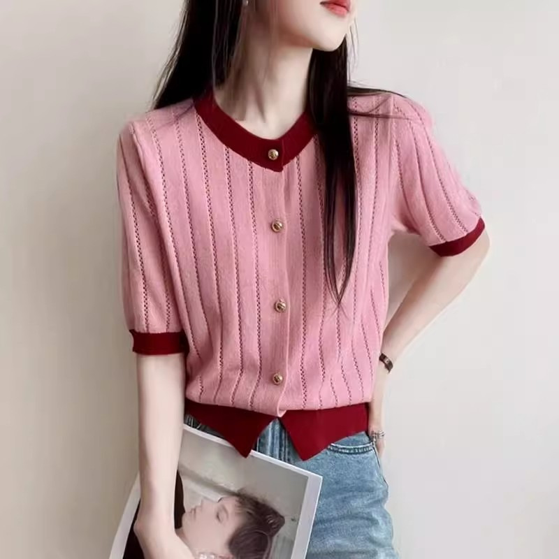 Hochwertige, kontrastierende, kurzärmlige Strickaußenschicht im kleinen Duftstil, hohler Rundhalsausschnitt im Frühjahr und Sommer 2024_voghion.com