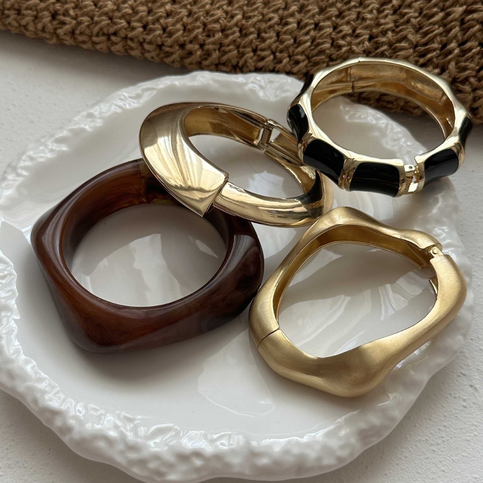 65g Weight Bangle Classification Alloy Chain Material 1 Piece Quantity Casual, Daily Occasion Alloy Material Solid Color Pattern Women's Gender Plating Design Elegant, Vintage Style Style Coffee, Gold Color Elegant Vintage Style Solid Color Alloy Wholesale Bangles 16