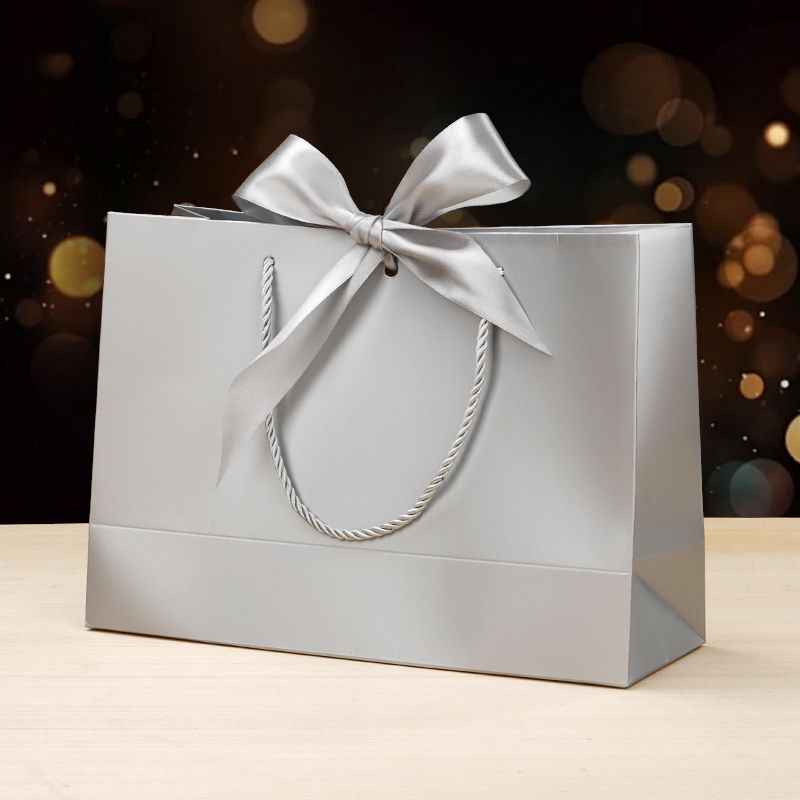 En stock bowknot fondo cuadrado bolsa de papel portátil colorido exquisito embalaje bolsa de regalo bolsa de compras de ropa logotipo imprimible