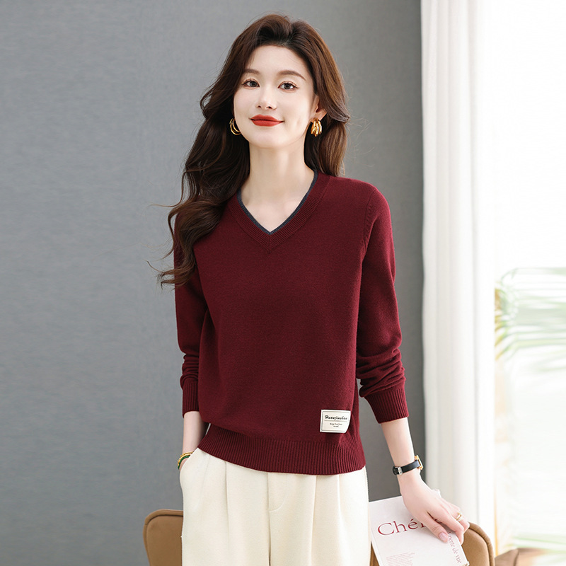 Famous Brand V-neck Woolen Sweater Women's Autumn and Winter High-end Sense Knitted Base Shirt with Chicken Heart Collar Short Western-style Inner Sweater