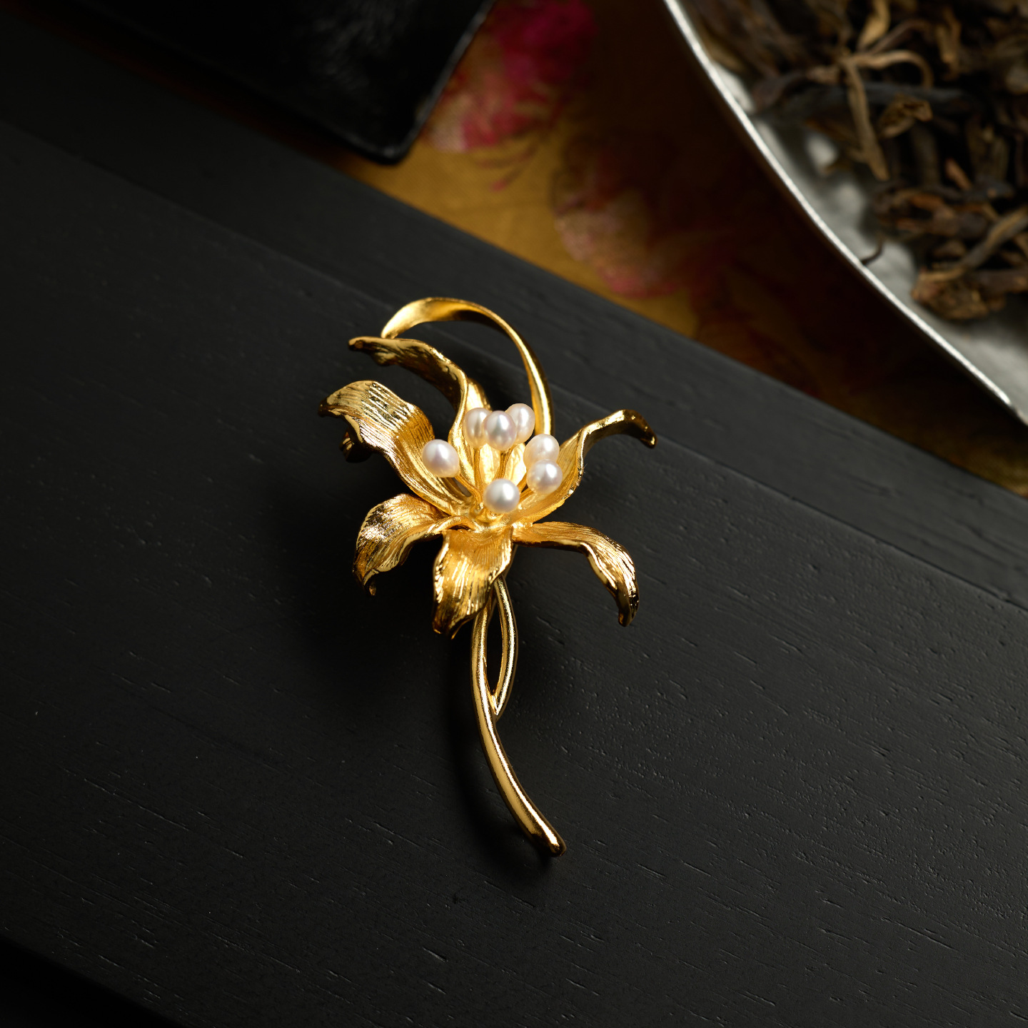 Cloud Robe Lily Brooch High-Quality Freshwater Pearl Classic Versatile Elegant Brooch High-End Accessory Gift