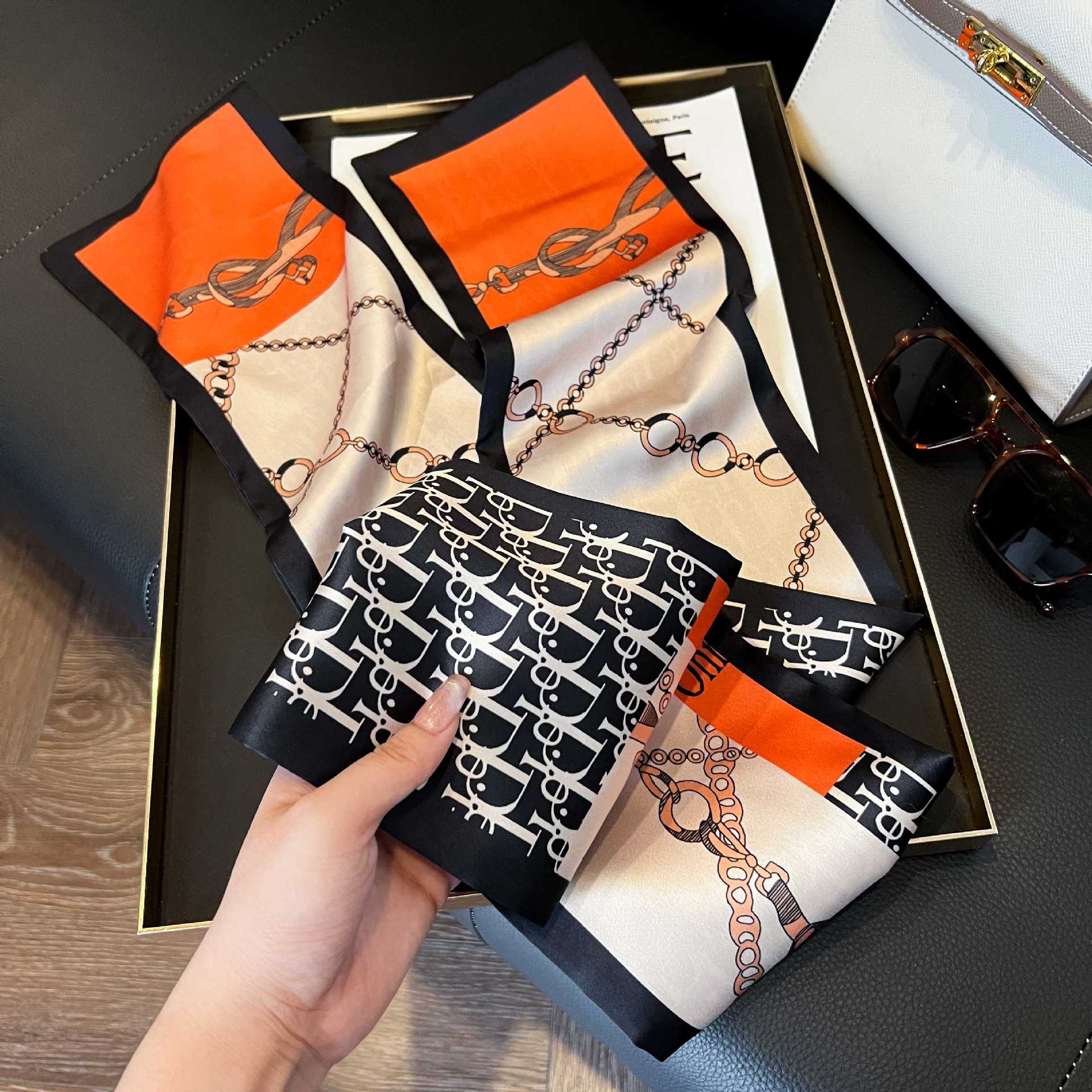 Nueva bufanda de seda pequeña banda larga estrecha para el cabello mujer estilo primavera y otoño moda madre bufanda estilo verano estilo fino serpentina bufanda al por mayor