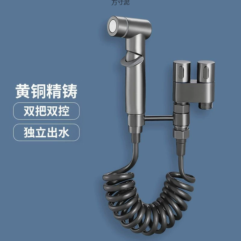 Черный унитаз распыляет один в два и два из кранов