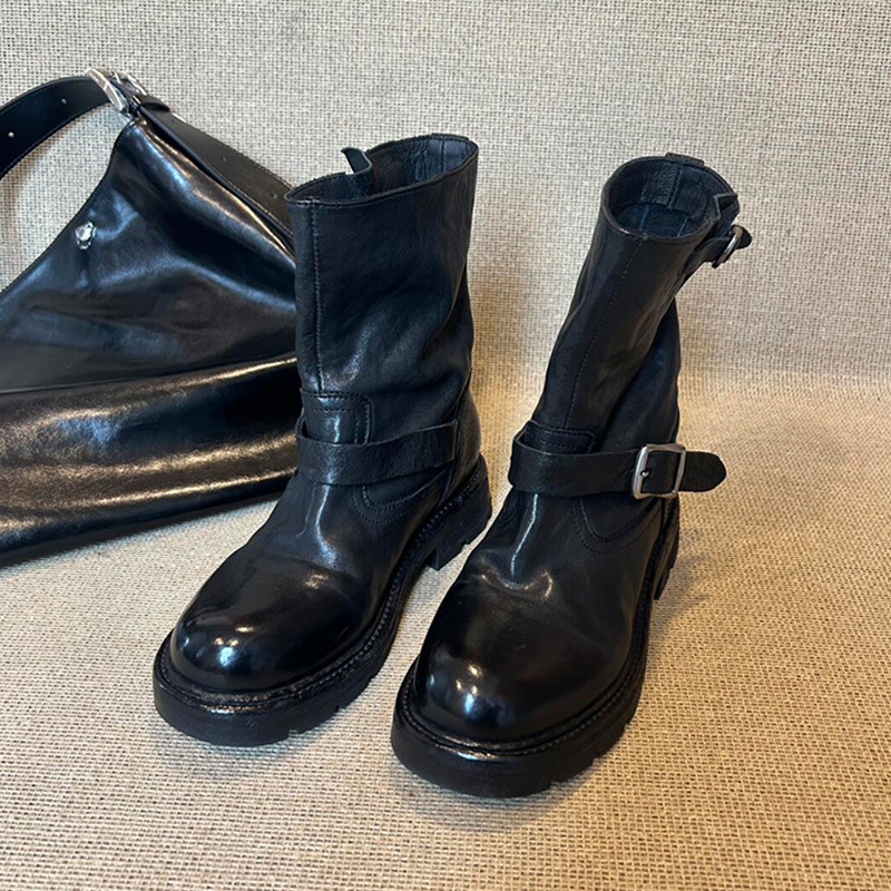 Stiefeletten aus gewaschenem Rindsleder mit dickem Absatz, runder Zehenpartie und Gürtelschnalle, Motorrad-Stil, britischer Stil, Martin-Stil. Neuer Stil Herbst/Winter 2025._voghion.com