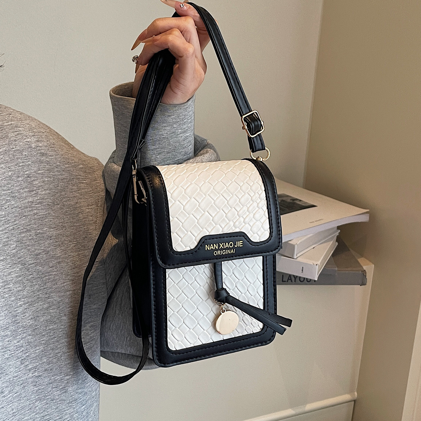 High-end niche mobile phone bag for women, new summer 2026 style, diamond pattern crossbody bag, fashionable and versatile shoulder bag.