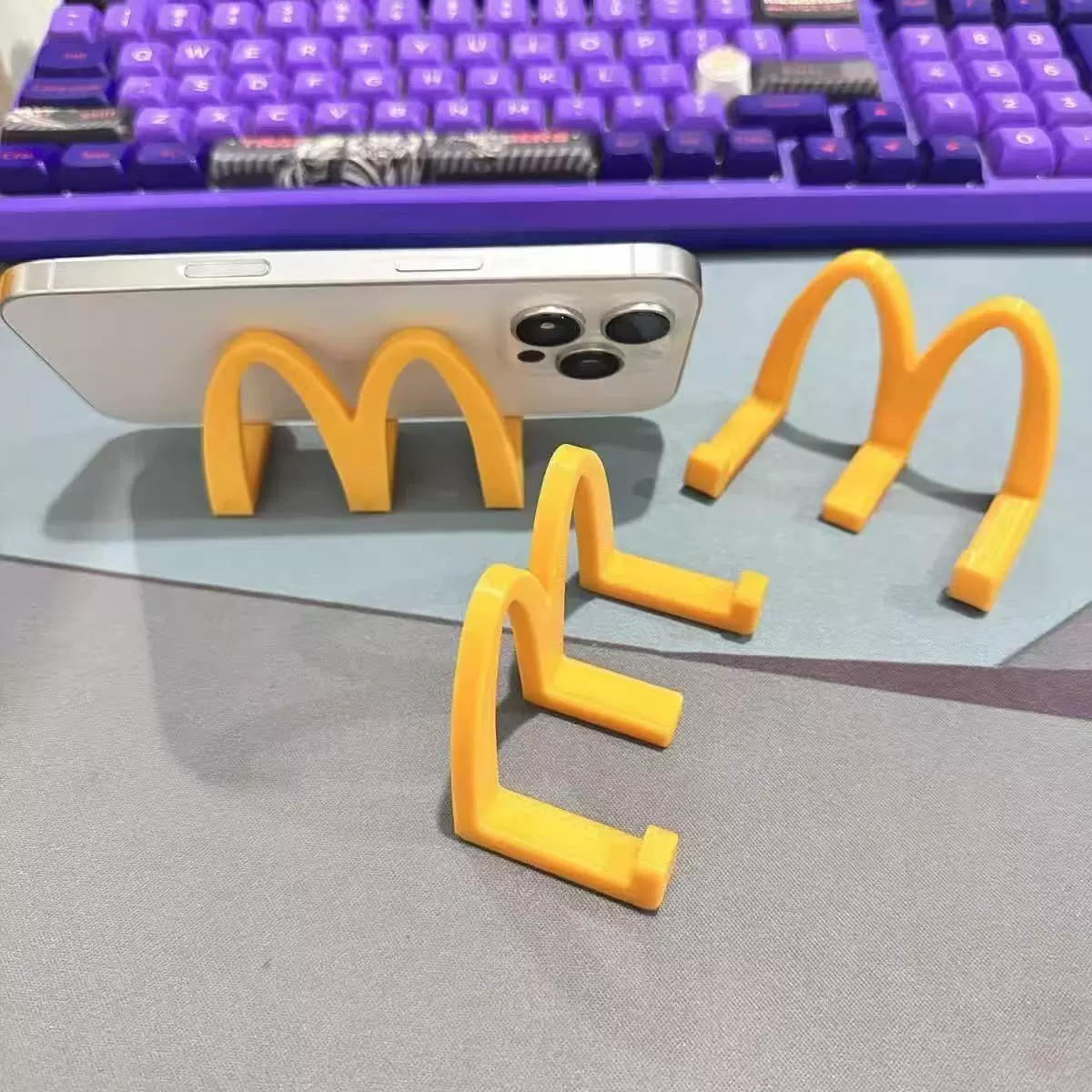 Десктопный держатель для телефона McDonald's, маленький орнамент, креативный офис, креативный офис, студент, студент, игра, драма, занятия
