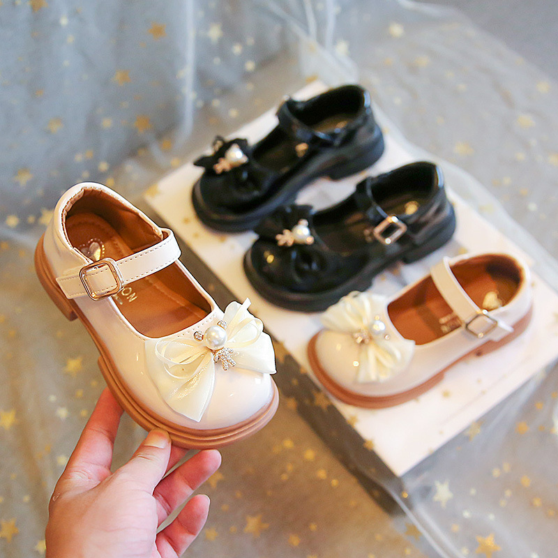 2024 otoño nuevo estilo niña estilo británico oso suela blanda zapatos de cuero de princesa con lazo coreano en stock