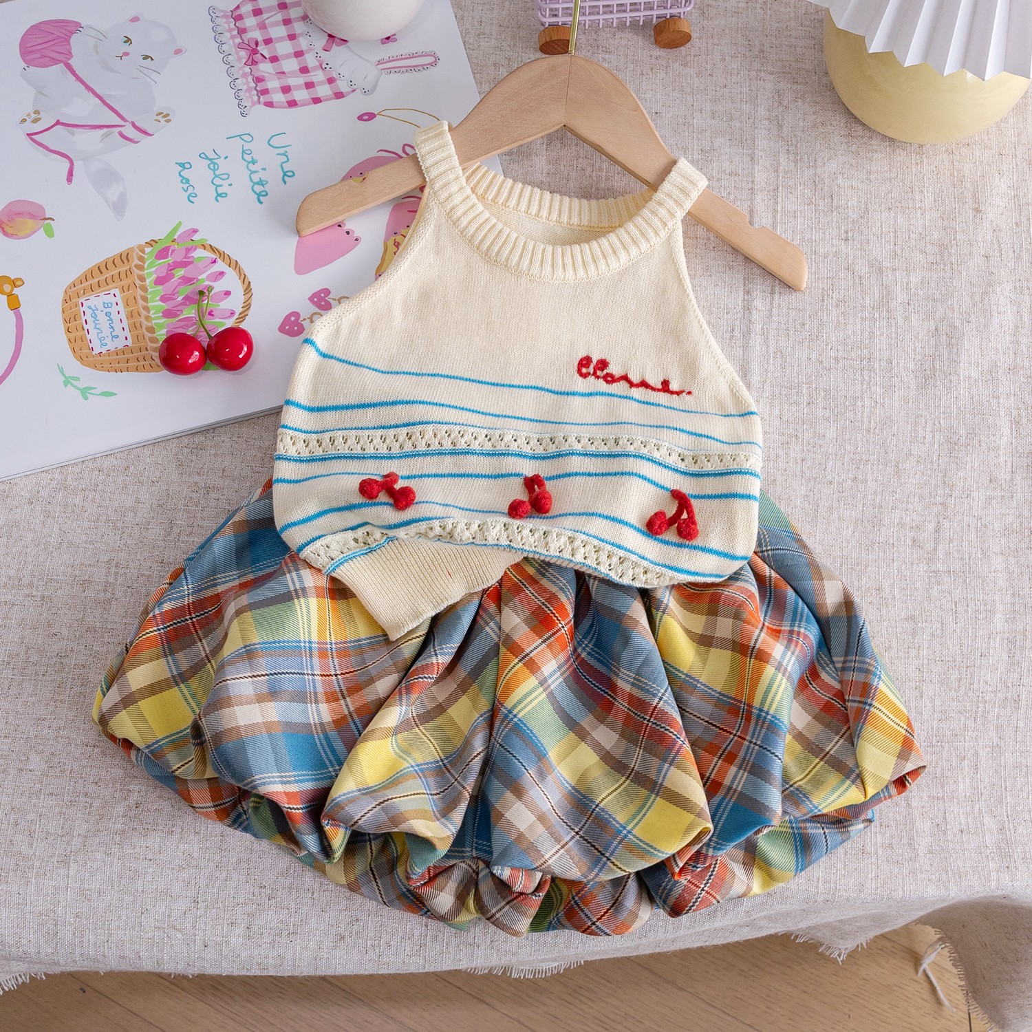 女の子の夏のスーツ2025の新型の洋気の子供のかわいい漫画のプリントの半袖のtシャツの格子のつぼみのスカート