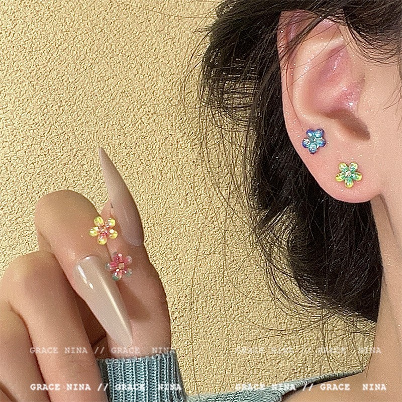 Super Fairy Gradiente Atmósfera Flores Pequeños Pendientes Moda femenina Temperamento Todo fósforo Sentido de alta gama Pendientes de primavera y verano Accesorios para orejas