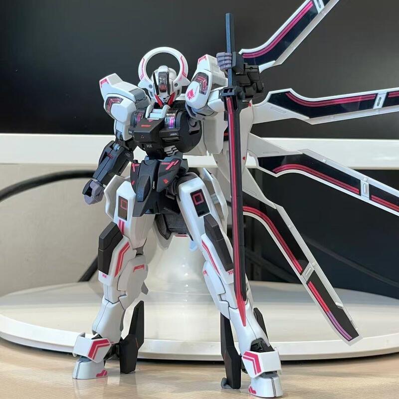 ガンダムのモデルはHGを組み合わせて自由戦士の飛翼MGユニコーンの赤い異端の機甲の手を襲撃しておもちゃを並べます。|undefined