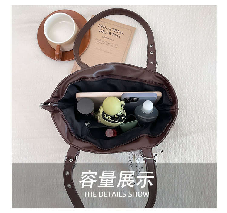 Túi tote kẹp nách nữ họa tiết chấm bi, form lớn đựng nhiều đồ, có dây đeo vai — Màu cà phê Không có mặt dây chuyền, Đen không có mặt dây chuyền, Màu cà phê có mặt dây chuyền, Màu đen có mặt dây chuyền chi tiết 8