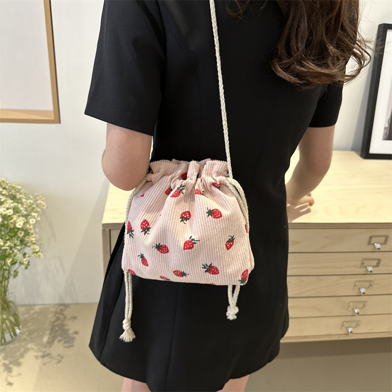 Este año, la moda impresa encantadora fresas mini bolso de balde 2024 nuevo verano versátil mochila de hombro